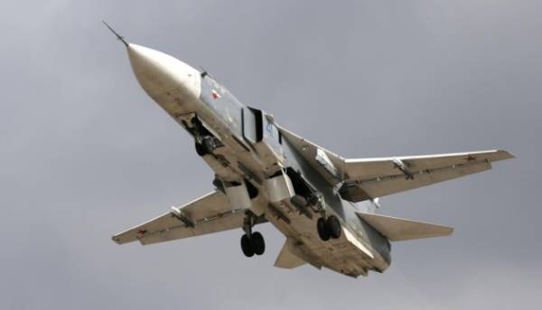 Українські військові повідомили про ліквідацію російського бомбардувальника Су-24М на аеродромі «Саки» 13 Українські військові повідомили про ліквідацію російського бомбардувальника Су-24М на аеродромі «Саки» 13