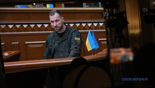 Хмара повідомив, що він більше не служить у війську і тепер є цивільним. 3