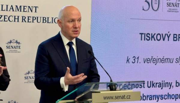 Сенатори Чехії висловлюють зацікавлення щодо відсутності двосторонньої зустрічі між міністром оборони Чехії та його українським колегою.