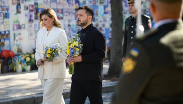 Зеленські віддали шану загиблим за Україну 13 Зеленські віддали шану загиблим за Україну 13