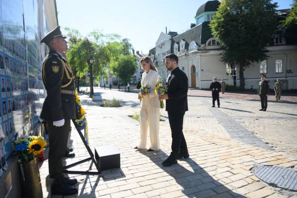 Зеленські віддали шану загиблим за Україну 6 Зеленські віддали шану загиблим за Україну 6