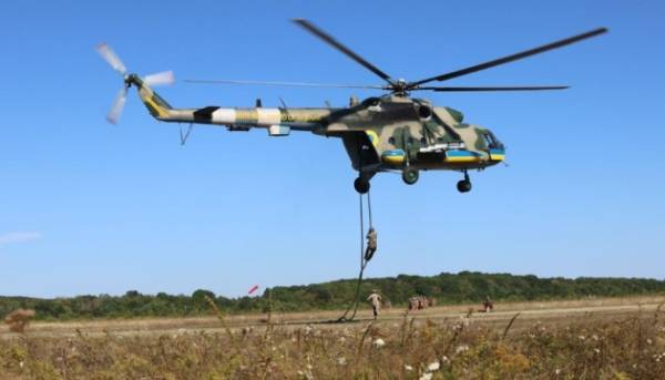 Новобранці Національної гвардії здобули навички висадки з гелікоптера без парашута.