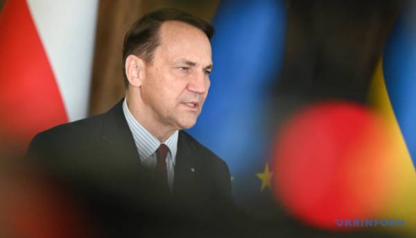 Кремль сіє розбрат між поляками та українцями за допомогою дезінформації – наголосив Сікорський.