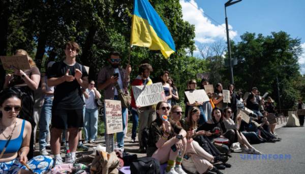 Учасники протесту негативно сприйняли звістку про призначення Хмари на посаду очільника міністерства оборони. 13