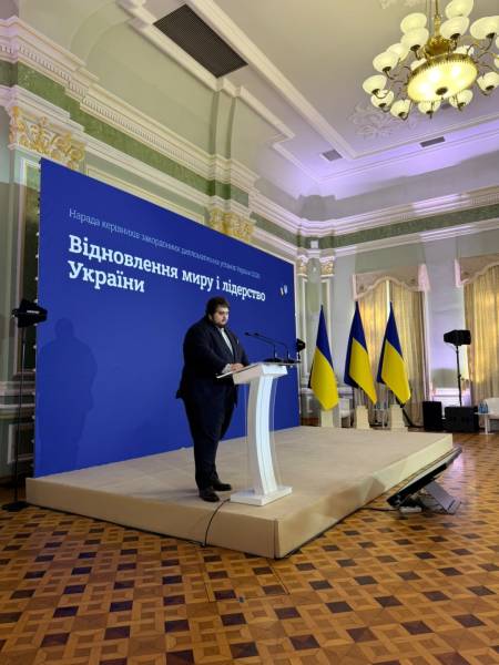 Організація Філіпа Орлика представила дипломатичному корпусу ініціативи, які роблять український голос гучнішим на міжнародній арені. 8