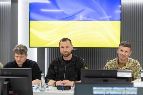 Хмара обговорив із сенатором Блюменталем розвиток взаємоприбуткових зв'язків між Україною та Сполученими Штатами. 6 Хмара обговорив із сенатором Блюменталем розвиток взаємоприбуткових зв'язків між Україною та Сполученими Штатами. 6