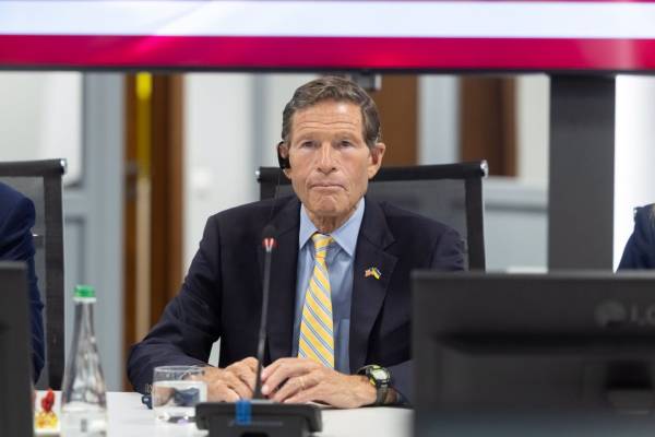 Хмара обговорив із сенатором Блюменталем розвиток взаємоприбуткових зв'язків між Україною та Сполученими Штатами. 7 Хмара обговорив із сенатором Блюменталем розвиток взаємоприбуткових зв'язків між Україною та Сполученими Штатами. 7