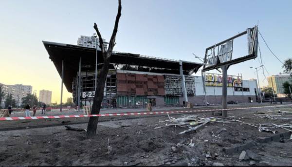 У Києві внаслідок російської атаки постраждали дипустанова Литви, житлові будівлі та навчальний заклад: президент Зеленський звернувся до партнерів з вимогою посилити засоби протиповітряної оборони. 28