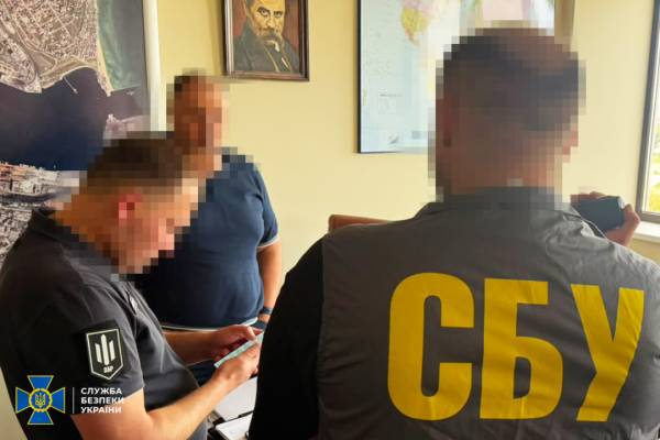Модернізація порту «Чорноморськ»: посадовця АМПУ, який просив хабар у пів мільйона, затримали 9 Модернізація порту «Чорноморськ»: посадовця АМПУ, який просив хабар у пів мільйона, затримали 9