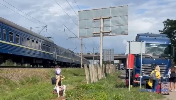 Затримки поїздів через обстріли: Укрзалізниця інформує про запізнення деяких рейсів понад 10 годин 1
