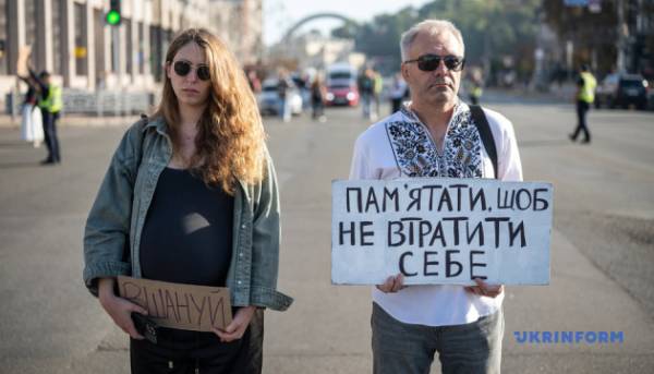 На Головній площі України вшанували хвилиною тиші полеглих оборонців. 12 На Головній площі України вшанували хвилиною тиші полеглих оборонців. 12
