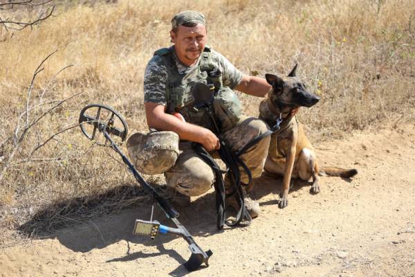Від початку року фахівці-кінологи зі своїми чотирилапими помічниками обстежили близько 230 гектарів землі. 10 Від початку року фахівці-кінологи зі своїми чотирилапими помічниками обстежили близько 230 гектарів землі. 10