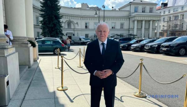 Позиція сусідніх країн є ключовою для досягнення стратегічних цілей України, наголошує колишній польський прем'єр. 13 Позиція сусідніх країн є ключовою для досягнення стратегічних цілей України, наголошує колишній польський прем'єр. 13