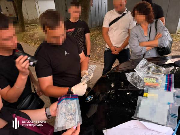 «Продай свою квартиру і переведи мені гроші»: затримано офіцера, який вимагав 10 тисяч доларів у військовослужбовця, що перебував у СЗЧ. 8 «Продай свою квартиру і переведи мені гроші»: затримано офіцера, який вимагав 10 тисяч доларів у військовослужбовця, що перебував у СЗЧ. 8