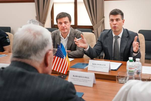 Келлог увійшов до України: побував в Одеському порту та ознайомився з наслідками російських атак 10