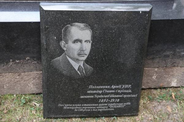 Пам'ятник із могили Євгена Коновальця, що був у Роттердамі, доставлено на Львівщину. 24 Пам'ятник із могили Євгена Коновальця, що був у Роттердамі, доставлено на Львівщину. 24