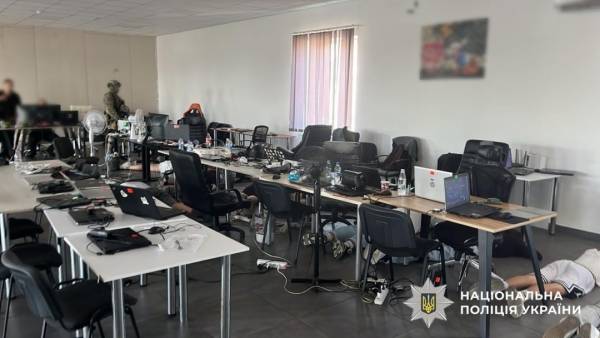 Правоохоронці з трьох держав припинили діяльність злочинної групи, що займалася наркоторгівлею та залучала нових учасників через телефонні центри. 14 Правоохоронці з трьох держав припинили діяльність злочинної групи, що займалася наркоторгівлею та залучала нових учасників через телефонні центри. 14