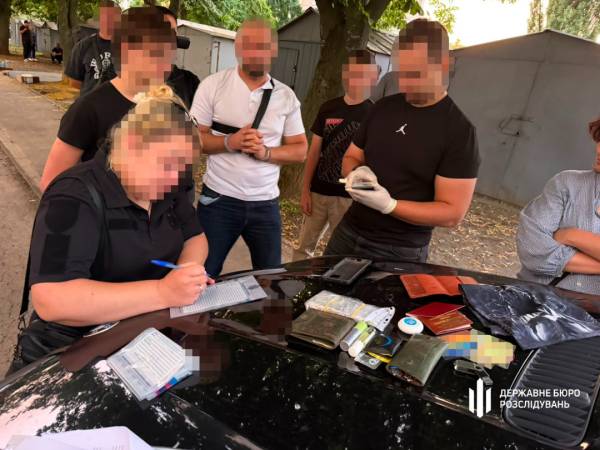 «Продай свою квартиру і переведи мені гроші»: затримано офіцера, який вимагав 10 тисяч доларів у військовослужбовця, що перебував у СЗЧ. 6 «Продай свою квартиру і переведи мені гроші»: затримано офіцера, який вимагав 10 тисяч доларів у військовослужбовця, що перебував у СЗЧ. 6