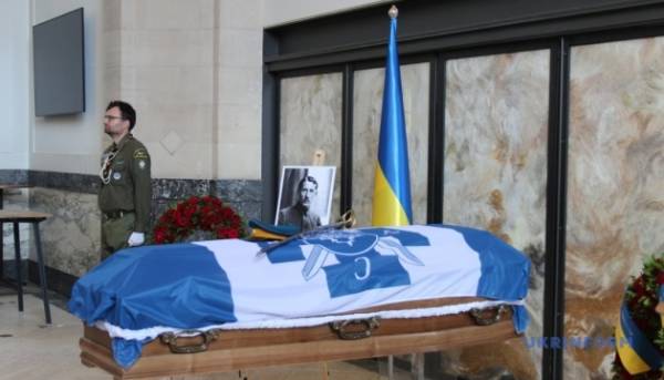 У Роттердамі ексгумували тіло полковника Євгена Коновальця