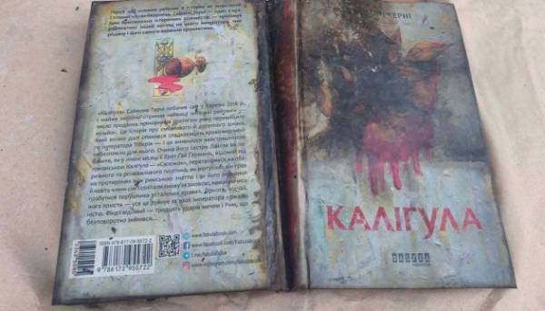 Обгорілі книги з харківського складу, знищеного ударом РФ, були привезені на BestsellerFest у Львові