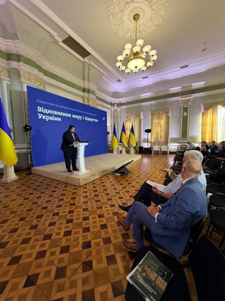 Організація Філіпа Орлика представила дипломатичному корпусу ініціативи, які роблять український голос гучнішим на міжнародній арені. 10