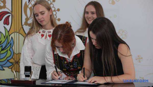 У столиці ввели в обіг нові марки «Українська пісня». 12