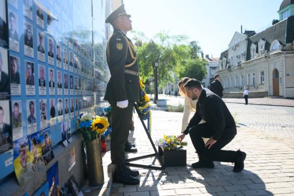 Зеленські віддали шану загиблим за Україну 7 Зеленські віддали шану загиблим за Україну 7