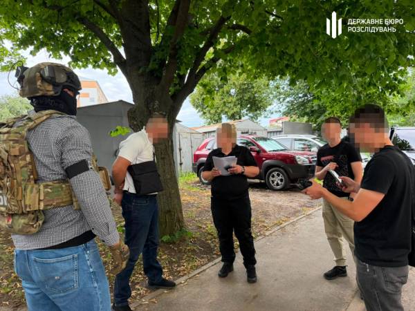 «Продай свою квартиру і переведи мені гроші»: затримано офіцера, який вимагав 10 тисяч доларів у військовослужбовця, що перебував у СЗЧ. 7 «Продай свою квартиру і переведи мені гроші»: затримано офіцера, який вимагав 10 тисяч доларів у військовослужбовця, що перебував у СЗЧ. 7