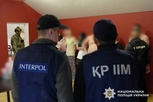 Правоохоронці з трьох держав припинили діяльність злочинної групи, що займалася наркоторгівлею та залучала нових учасників через телефонні центри. 11 Правоохоронці з трьох держав припинили діяльність злочинної групи, що займалася наркоторгівлею та залучала нових учасників через телефонні центри. 11
