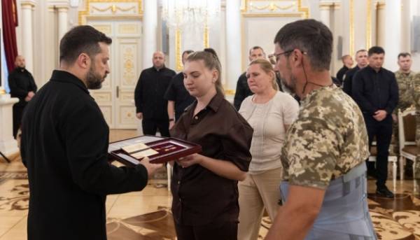 Зеленський нагородив сім'ї полеглих воїнів з нагоди Дня пам'яті захисників України 1 Зеленський нагородив сім'ї полеглих воїнів з нагоди Дня пам'яті захисників України 1