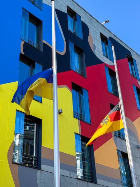 Прапори біля німецької дипломатичної місії в Києві були частково опущені в пам'ять про постраждалих від російського нападу. 20 Прапори біля німецької дипломатичної місії в Києві були частково опущені в пам'ять про постраждалих від російського нападу. 20