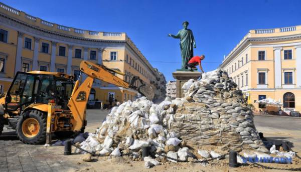 В Одесі перевірили монумент Дюка після зняття захисного покриття