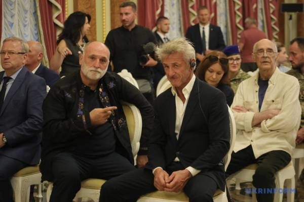Шон Пенн, «Брати Гадюкіни» та Алла Мазур удостоєні звання «Національна легенда України» 24 Шон Пенн, «Брати Гадюкіни» та Алла Мазур удостоєні звання «Національна легенда України» 24