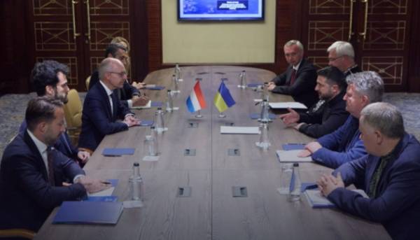 Володимир Зеленський провів розмову з прем'єр-міністром Люксембургу щодо шляхів підтримки стабільності України в осінньо-зимовий період. 5