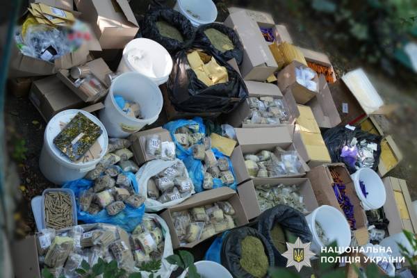 Правоохоронці з трьох держав припинили діяльність злочинної групи, що займалася наркоторгівлею та залучала нових учасників через телефонні центри. 10 Правоохоронці з трьох держав припинили діяльність злочинної групи, що займалася наркоторгівлею та залучала нових учасників через телефонні центри. 10