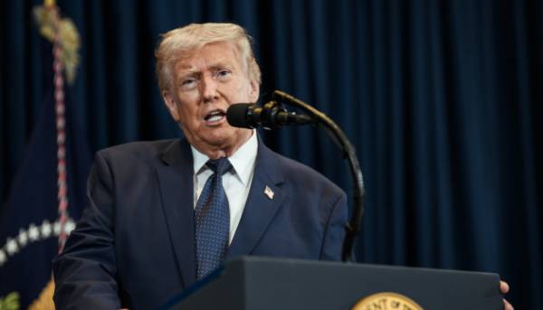 Зеленський продемонстрував послання від американського лідера, в якому Трамп вітає Україну з 35-м роковиною Незалежності.