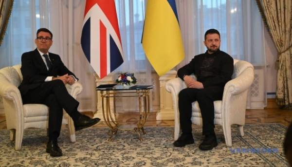 Зеленський: Велика Британія отримала нашу невмирущу вдячність за підтримку України у ваганнях інших. 17