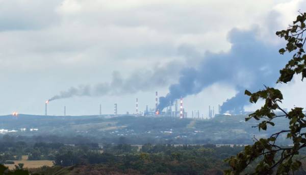 Головна 21 На нафтопереробному заводі “Башнефть-Уфанефтехім” у Росії сталася пожежа після атаки безпілотників.