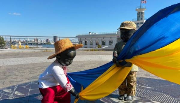 Скульптури київських засновників одягли в національний одяг до Дня Державного Прапора та Дня Незалежності 7 Скульптури київських засновників одягли в національний одяг до Дня Державного Прапора та Дня Незалежності 7