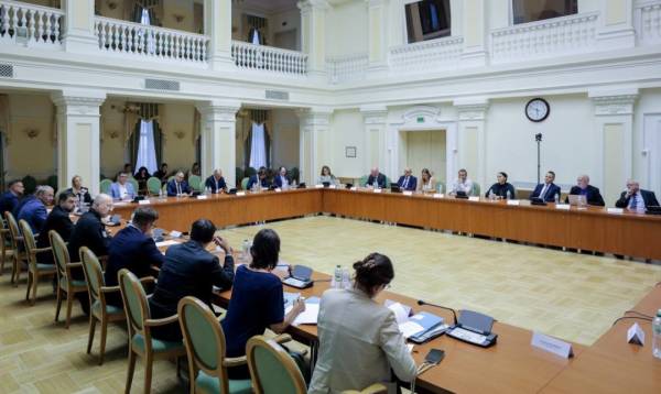 Шмигаль зустрівся з представниками німецьких фірм щодо перспектив реконструкції сховища на Чорнобильській АЕС 8