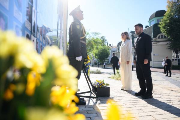 Зеленські віддали шану загиблим за Україну 8 Зеленські віддали шану загиблим за Україну 8