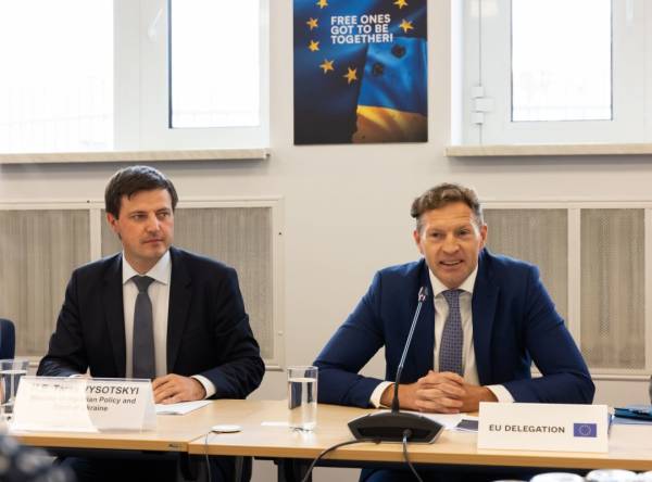 Україна просить ЄС запровадити спільний механізм допомоги сільськогосподарським виробникам, оскільки атаки на порти ставлять під загрозу експорт. 6 Україна просить ЄС запровадити спільний механізм допомоги сільськогосподарським виробникам, оскільки атаки на порти ставлять під загрозу експорт. 6