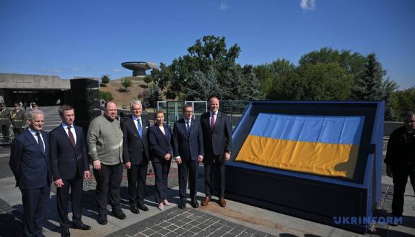 У Києві підняли український національний прапор 28 У Києві підняли український національний прапор 28