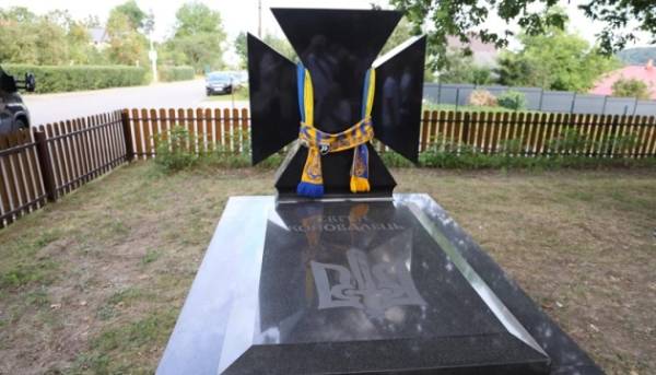 Пам’ятник із могили Євгена Коновальця, що був у Роттердамі, доставлено на Львівщину.