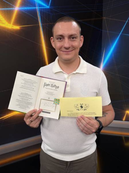 Джоан Ролінґ надіслала книгу та лист своєму шанувальнику, який переказував її історії про Гаррі Поттера, перебуваючи в полоні. 5 Джоан Ролінґ надіслала книгу та лист своєму шанувальнику, який переказував її історії про Гаррі Поттера, перебуваючи в полоні. 5