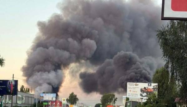 Російські війська в нічний час завдали удару по промисловому об’єкту та складських приміщеннях компанії «Нова пошта» в Київській області.
