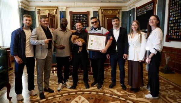 Американський боксер Кроуфорд вручив Зеленському цуценя на ім’я Фрея
