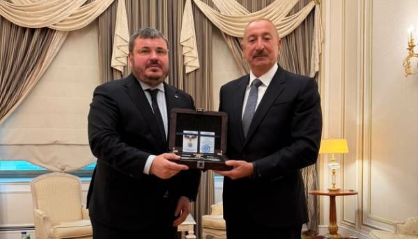 Український посол передав Алієву посвідчення «Заслуженого громадянина міста Ірпінь»