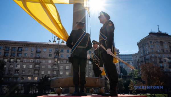 Український стяг урочисто підняли неподалік від будівлі Київської міської державної адміністрації. 7 Український стяг урочисто підняли неподалік від будівлі Київської міської державної адміністрації. 7