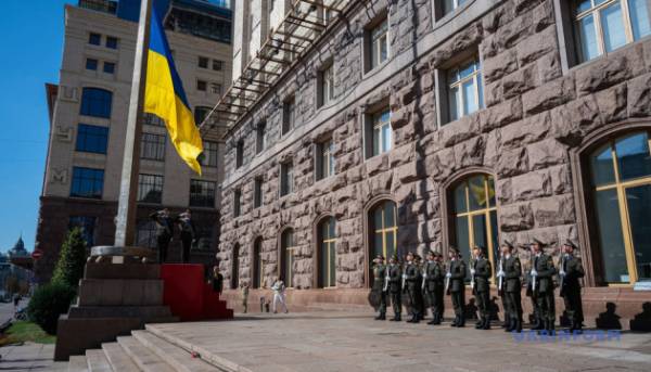 Український стяг урочисто підняли неподалік від будівлі Київської міської державної адміністрації. 5